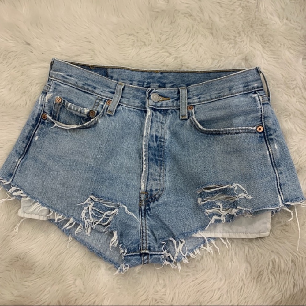 Cutest light wash denim levi shorts